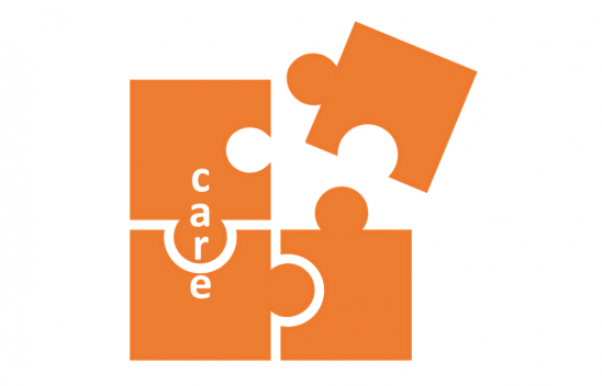 Vier passende orangene Puzzleteile in einem Quadrat, wobei das Puzzleteil rechts oben noch frei liegt. Auf den linken Puzzleteilen steht die weiße Aufschrift "care".