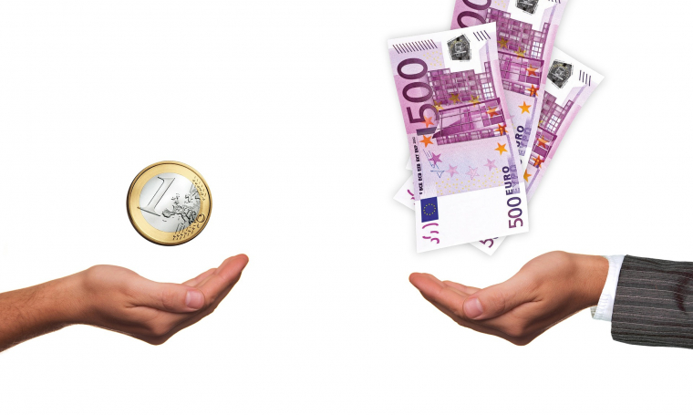 Über einer gebeugten Hand links auf dem Bild schwebt eine Ein-Euro-Münze, über einer gebeugten Hand rechts auf dem Bild schweben drei 500-Euro-Scheine.
