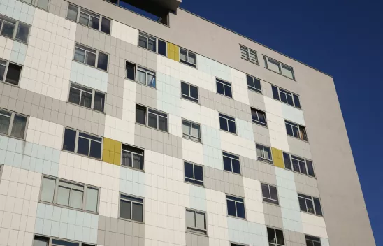 Die Fassade eines Hochhauses im Berliner Hansaviertel nach einem Entwurf des Architekten Pierre Vago ragt in den Himmel.