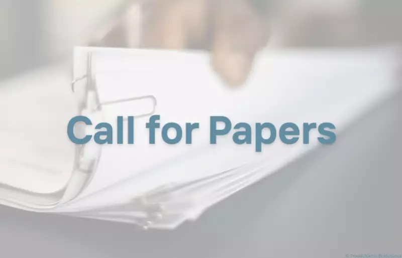 Stapel weißer Dokumente mit Büroklammer, eine Hand blättert durch die Seiten, darüber der Text "Call for Papers“