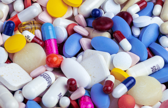 Unzählige Pillen in verschiedenen Farben und Formen.