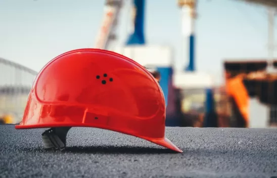 Ein roter Schutzhelm für Baustellen. Ein roter Schutzhelm für Baustellen.
