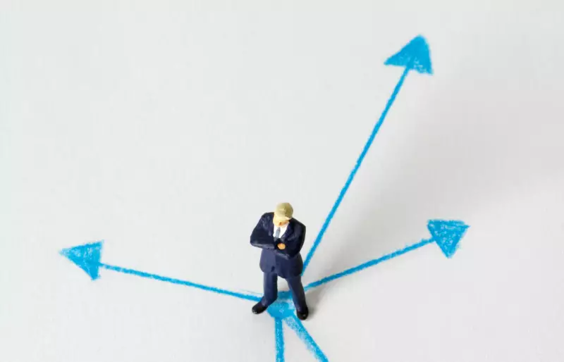 Eine kleine Figur steht auf einem Blatt Papier, von ihr gehen mehrere blaue Pfeile ab Eine kleine Figur steht auf einem Blatt Papier, von ihr gehen mehrere blaue Pfeile ab