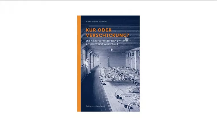 Ein Buchcover, auf dem ein Bild von einem Zimmer mit vielen Tragebetten abgebildet ist, in dem Kinder liegen. Am Fenster steht eine Schwester. Oben steht in orangefarbener Schrift der Titel "Kur oder Verschickung?".