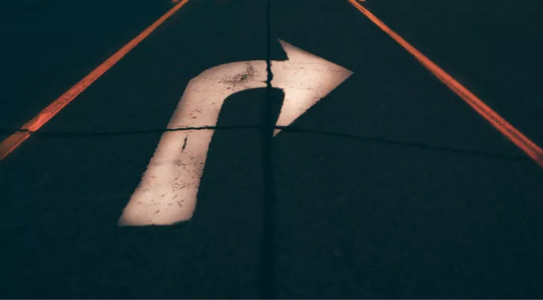 Pfeil nach rechts auf einer Straße