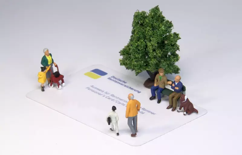 Miniaturfiguren älterer Menschen stehen und sitzen auf einer Rentenversicherungs­karte
