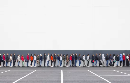 Menschen stehen in einer Warteschlange.