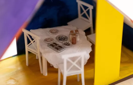 Ein Esstisch in einem Puppenhaus ist gedeckt. Ein Esstisch in einem Puppenhaus ist gedeckt.