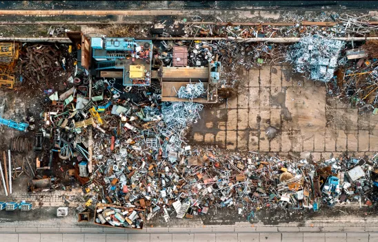 Ein Schrottplatz aus der Vogelperspektive Ein Schrottplatz aus der Vogelperspektive