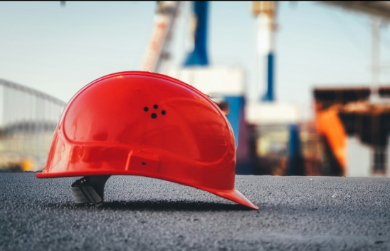 Ein roter Schutzhelm für Baustellen.
