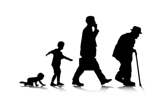 Eine Darstellung des Lebenszyklus in schwarzweiß durch ein Baby, einem kleinen Jungen, einem Mann mit Aktentasche und Telefon und einem alten Mann mit Gehstock und Hut. Eine Darstellung des Lebenszyklus in schwarzweiß durch ein Baby, einem kleinen Jungen, einem Mann mit Aktentasche und Telefon und einem alten Mann mit Gehstock und Hut.