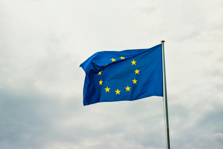Die Flagge Europas, wehend an einer Fahnenstange. 
