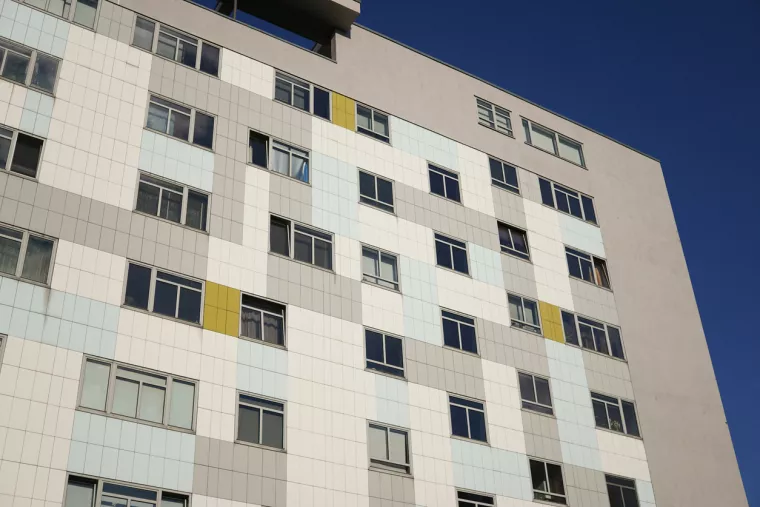 Die Fassade eines Hochhauses im Berliner Hansaviertel nach einem Entwurf des Architekten Pierre Vago ragt in den Himmel.