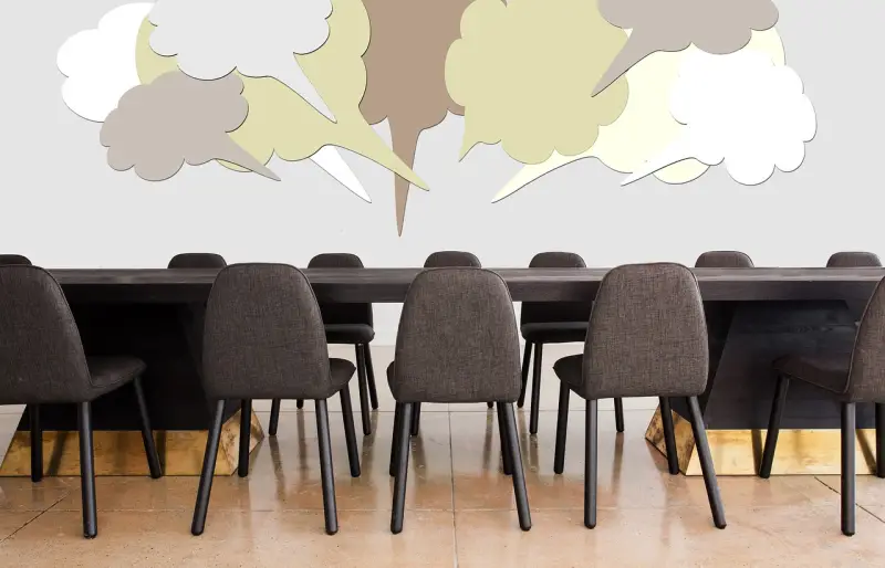 Mehrere Stühle stehen an einem Tisch, darüber eine Illustration aus mehreren Gedanken- und Sprechblasen