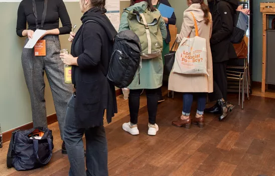 Personen stehen in einer Gruppe und unterhalten sich