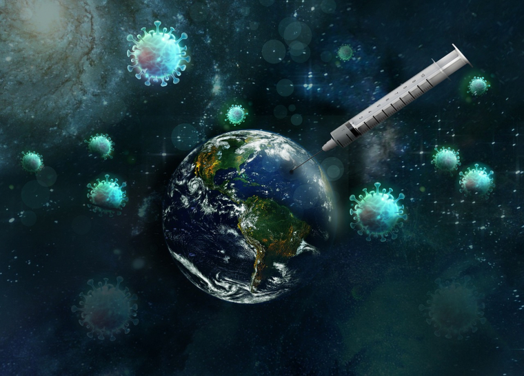 In einem Universum ist die Erde zu sehen, in der eine übergroße Impfspritze steckt. Drum herum fliegen Viren. 
