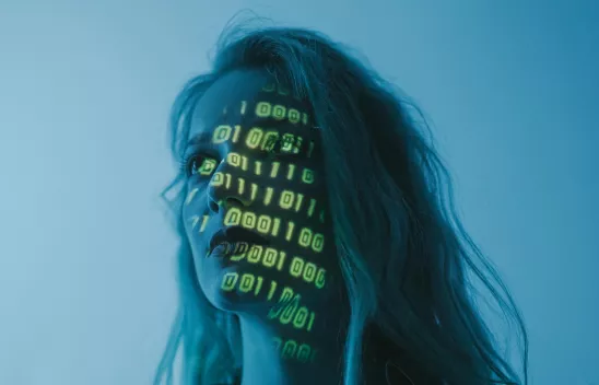 Kopf einer Frau auf den Nullen und Einsen projiziert werden. Kopf einer Frau auf den Nullen und Einsen projiziert werden.
