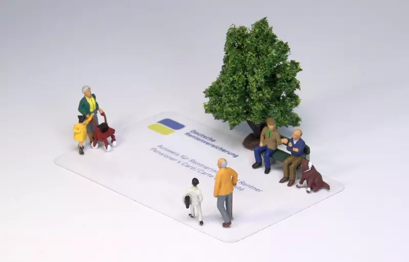 Miniaturfiguren älterer Menschen stehen und sitzen auf einer Rentenversicherungskarte Miniaturfiguren älterer Menschen stehen und sitzen auf einer Rentenversicherungskarte