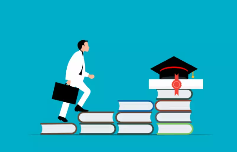 Illustration einer Person, die eine Treppe aus Büchern hinaufgeht, am oberen Ende der Treppe liegt ein Doktorhut Illustration einer Person, die eine Treppe aus Büchern hinaufgeht, am oberen Ende der Treppe liegt ein Doktorhut