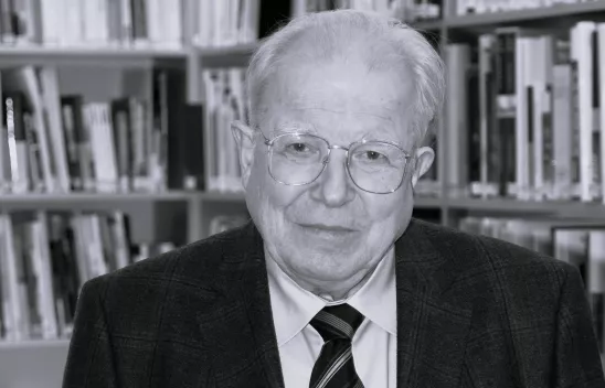 Porträtfoto von Franz-Xaver Kaufmann vor einer Bibliothek.