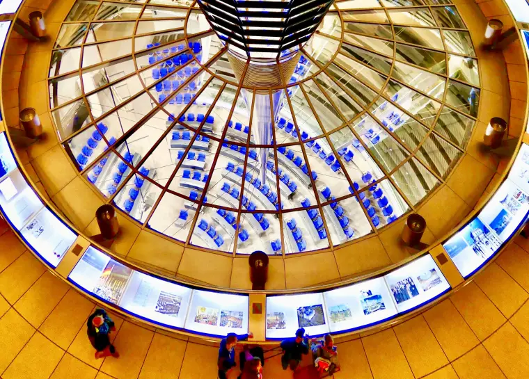 Ein Blick in den Plenarsaal des Deutschen Bundestags aus der Vogelperspektive.