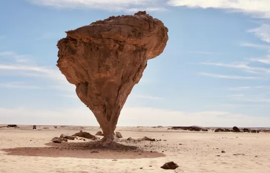 Das Bild zeigt einen erodierten Felsen in der Wüste, der nach unten spitz zuläuft und an eine extreme Form der "Bevölkerungspyramide" erinnert. Das Bild zeigt einen erodierten Felsen in der Wüste, der nach unten spitz zuläuft und an eine extreme Form der "Bevölkerungspyramide" erinnert.