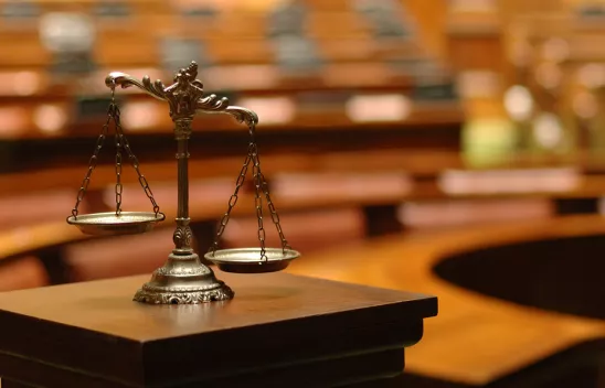 Eine Waage in einem Gerichtssaal als Symbolbild für Gerechtigkeit. Eine Waage in einem Gerichtssaal als Symbolbild für Gerechtigkeit.