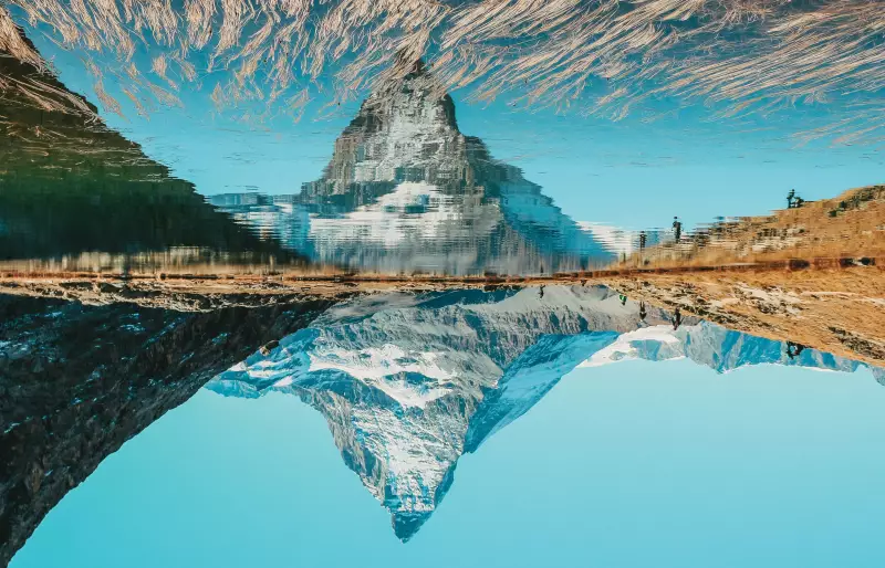 Spiegelung des Matterhorns in einem See, um 180 Grad gedreht.
