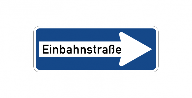 Ein Einbahnstraßenschild. Es ist länglich, blau und in einem weißem großen Pfeil, der nach rechts zeigt, steht "Einbahnstraße".