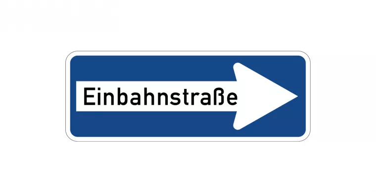 Ein Einbahnstraßenschild. Es ist länglich, blau und in einem weißem großen Pfeil, der nach rechts zeigt, steht "Einbahnstraße".