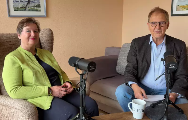 Prof. Dr. Ute Klammer und Prof. Dr. Michael Opielka sitzen vor Mikrofonen, die auf einem Tisch vor ihnen stehen. Prof. Dr. Ute Klammer und Prof. Dr. Michael Opielka sitzen vor Mikrofonen, die auf einem Tisch vor ihnen stehen.