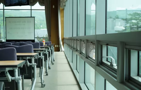 Blick auf einen Seminarraum und eine Präsentationstafel