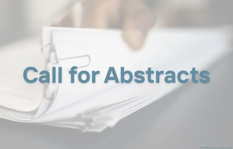Eine Person blättert durch einen Stapel Dokumente, davor steht der Schriftzug "Call for Abstracts"