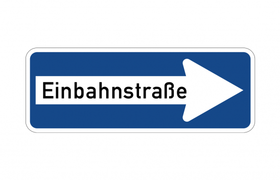 Ein Einbahnstraßenschild. Es ist länglich, blau und in einem weißem großen Pfeil, der nach rechts zeigt, steht "Einbahnstraße".