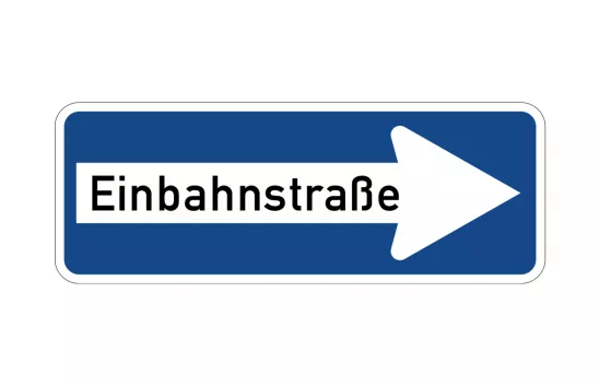 Ein Einbahnstraßenschild. Es ist länglich, blau und in einem weißem großen Pfeil, der nach rechts zeigt, steht "Einbahnstraße". Ein Einbahnstraßenschild. Es ist länglich, blau und in einem weißem großen Pfeil, der nach rechts zeigt, steht "Einbahnstraße".