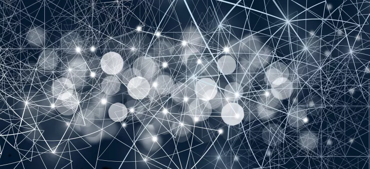 Dunkelblauer Hintergrund mit einer Vielzahl von weißen Linien, die ein verbundenes Lichter-Netz bilden. In der Mitte sind weiße Lichtkegel zu sehen.