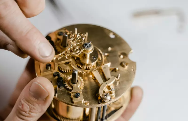 Hände arbeiten an einem Uhrwerk. Hände arbeiten an einem Uhrwerk.