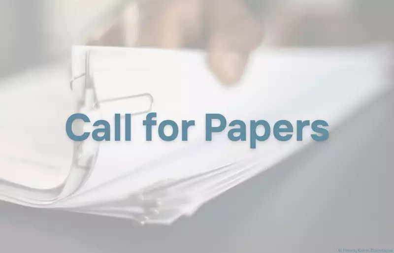Stapel weißer Dokumente mit Büroklammer, eine Hand blättert durch die Seiten, darüber der Text "Call for Papers“ Stapel weißer Dokumente mit Büroklammer, eine Hand blättert durch die Seiten, darüber der Text "Call for Papers“