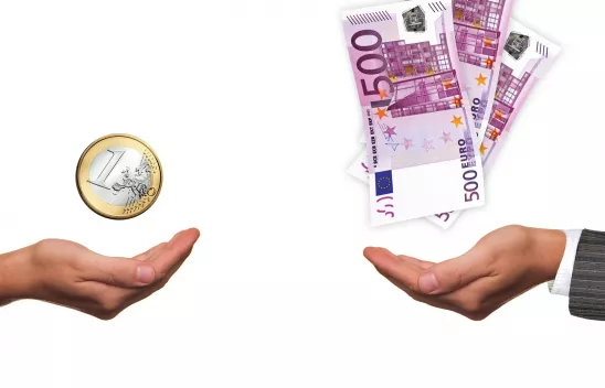 Über einer gebeugten Hand links auf dem Bild schwebt eine Ein-Euro-Münze, über einer gebeugten Hand rechts auf dem Bild schweben drei 500-Euro-Scheine. Über einer gebeugten Hand links auf dem Bild schwebt eine Ein-Euro-Münze, über einer gebeugten Hand rechts auf dem Bild schweben drei 500-Euro-Scheine.