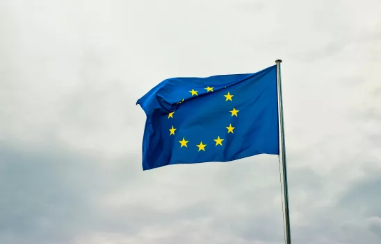 Die Flagge Europas, wehend an einer Fahnenstange. Die Flagge Europas, wehend an einer Fahnenstange.