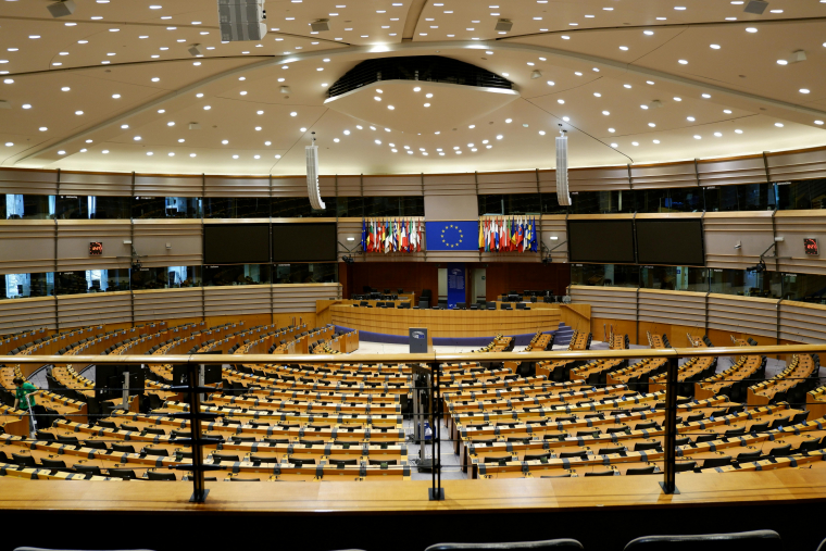 Foto vom Innenraum des Europaparlaments in Straßburg. Die Sitze sind leer, das Foto wurde aus den hinteren Reihen geschossen.