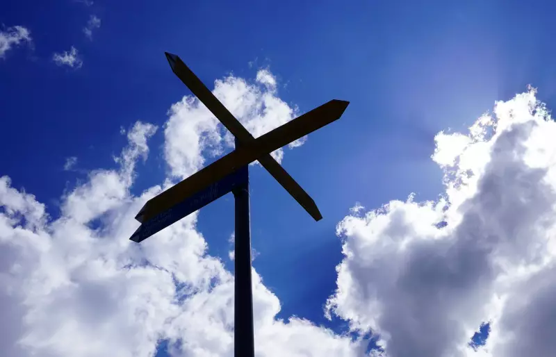 Blick auf einen Pfosten, an dem mehrere Pfeile befestigt sind, die in unterschiedliche Richtungen zeigen