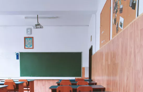 Blick auf eine Tafel in einem Klassenraum