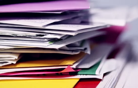 Ein Stapel mit Papier, Briefen und Arbeitsmappen. Ein Stapel mit Papier, Briefen und Arbeitsmappen.