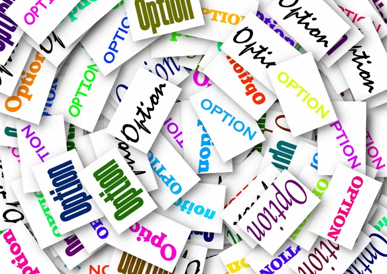 Unzählige Kärtchen mit der Aufschrift "Option" in verschiedenen Variationen bilden einen Kreislauf.
