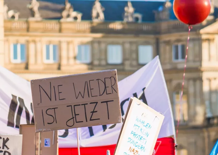 Schild auf einer Demo mit der Aufschrift "Nie wieder ist jetzt"