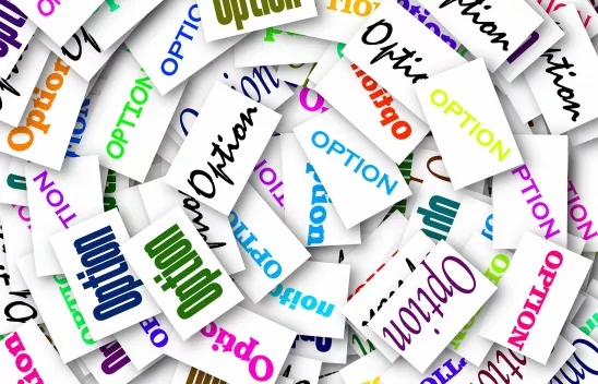 Unzählige Kärtchen mit der Aufschrift "Option" in verschiedenen Variationen bilden einen Kreislauf. Unzählige Kärtchen mit der Aufschrift "Option" in verschiedenen Variationen bilden einen Kreislauf.