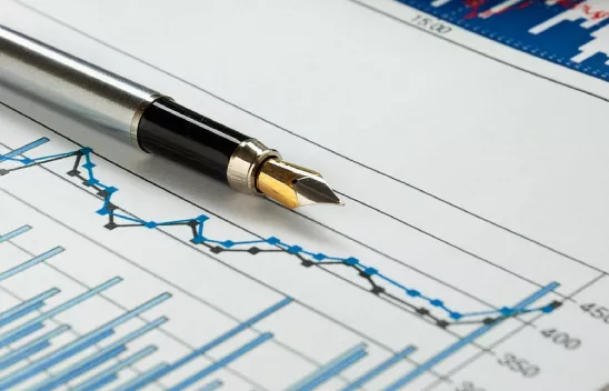 Ein Stift auf einem Blatt Papier, auf dem ein Graph zu sehen ist