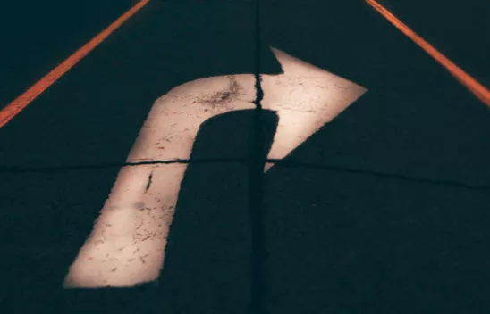 Pfeil nach rechts auf einer Straße Pfeil nach rechts auf einer Straße